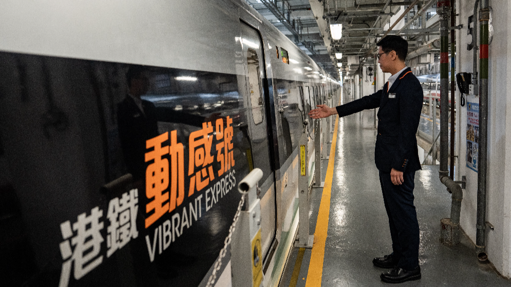“動感號”高鐵司機嚴(yán)百堅：開著時速300公里的“超跑”馳騁大灣區(qū)