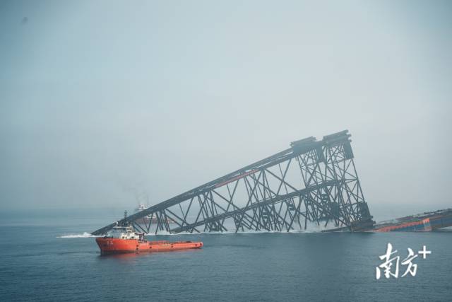“海基二號(hào)”成功滑移下水。  南方+ 關(guān)銘榮 拍攝