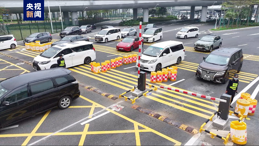 “兩車(chē)北上”再創(chuàng)新高！港珠澳大橋珠海公路口岸迎來(lái)出境車(chē)流高峰