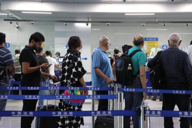 廣交會(huì)客商正在琶洲港澳客運(yùn)口岸排隊(duì)等候入境邊防檢查。李艷 攝