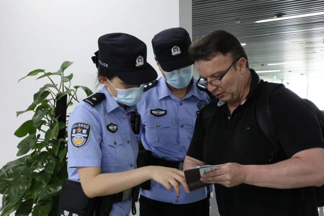洲頭嘴出入境邊防檢查站民警正在接受廣交會(huì)客商咨詢。李艷 攝