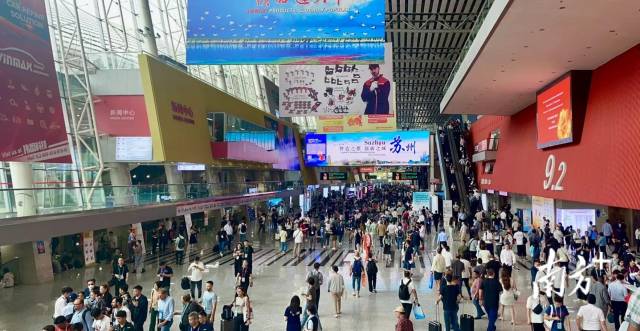 第135屆廣交會(huì)場(chǎng)館人來人往。李靄瑩 攝