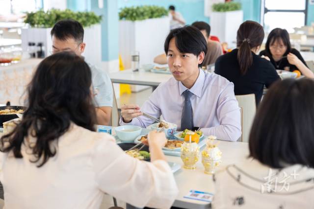 梁偉衡與同事共進午餐。
