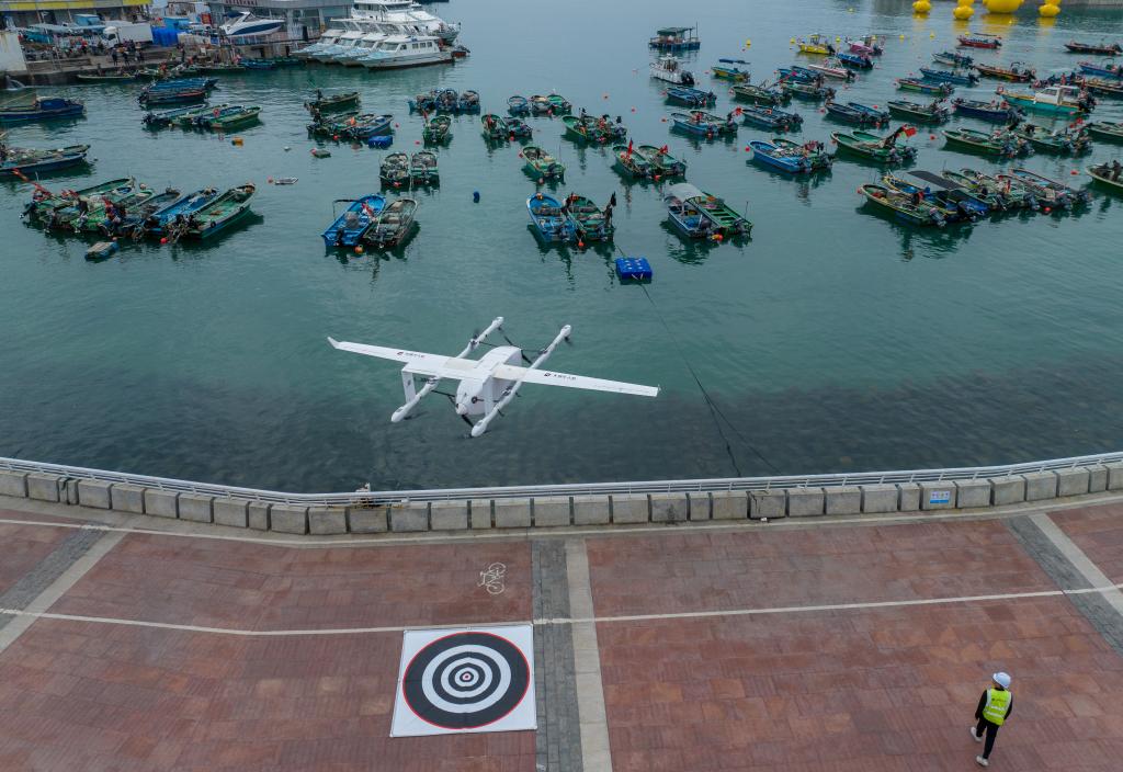 2月5日，豐翼無人機(jī)搭載海鮮從大鵬新區(qū)飛往龍崗（無人機(jī)照片）。新華社記者 毛思倩 攝