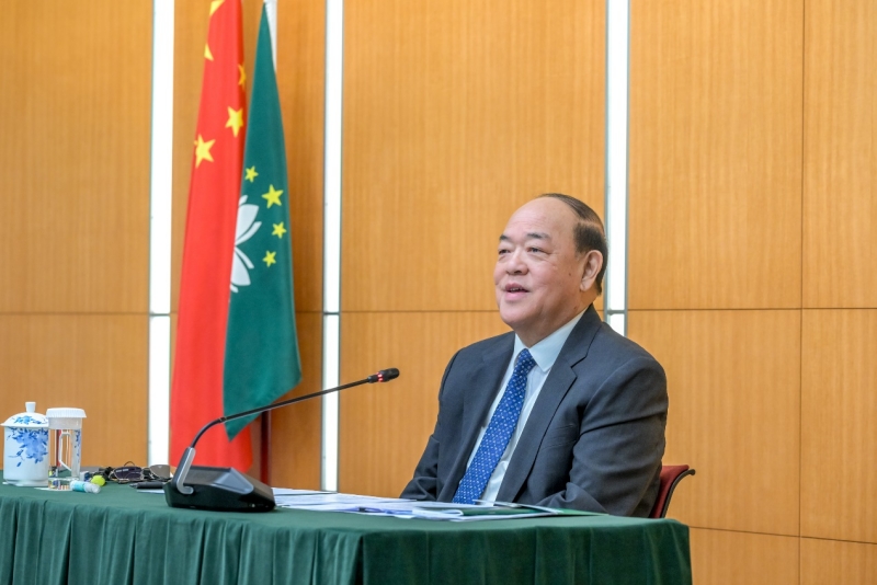 澳門特區(qū)行政長官賀一誠19日會見傳媒。（澳門特區(qū)政府新聞局供圖）