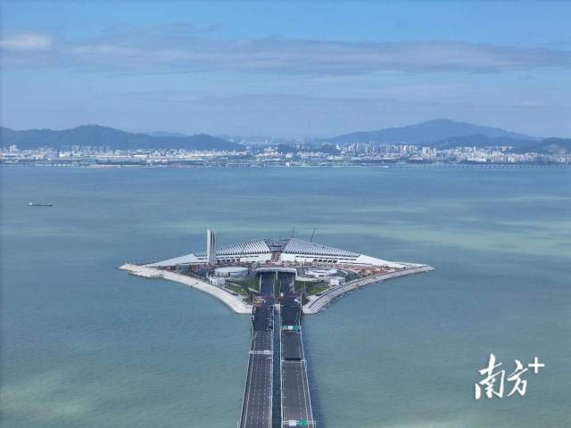 深中通道西人工島向東，是世界最長的雙向八車道海底沉管隧道。