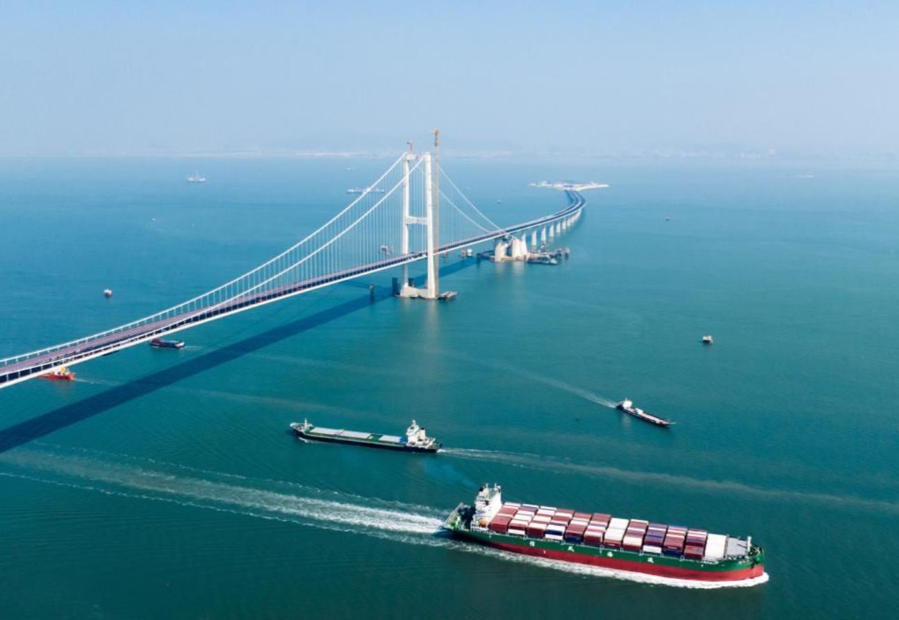 2023年11月28日，深中通道海底沉管隧道實(shí)現(xiàn)貫通，標(biāo)志著深中通道的主線全線貫通，為通車創(chuàng)造了必要條件，項(xiàng)目邁向收尾工程階段。圖為深中通道主線貫通。