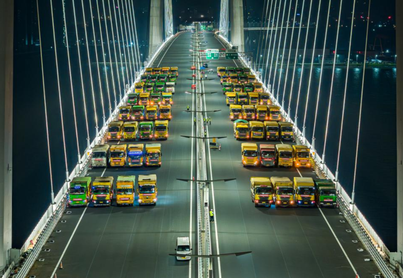 2024年4月17日，深中通道橋梁工程完成荷載試驗(yàn)。最大達(dá)136輛、總重約5000噸的大貨車組對(duì)深中通道中山大橋、深中大橋非通航孔引橋進(jìn)行荷載試驗(yàn)，通過(guò)等效模擬通車后的荷載情況，現(xiàn)場(chǎng)測(cè)試橋梁各部位的反應(yīng)數(shù)據(jù)，判斷橋梁承載能力是否符合設(shè)計(jì)要求和相關(guān)規(guī)范要求，為交工驗(yàn)收提供原始數(shù)據(jù)。圖為大貨車組為深中通道進(jìn)行橋梁荷載試驗(yàn)。