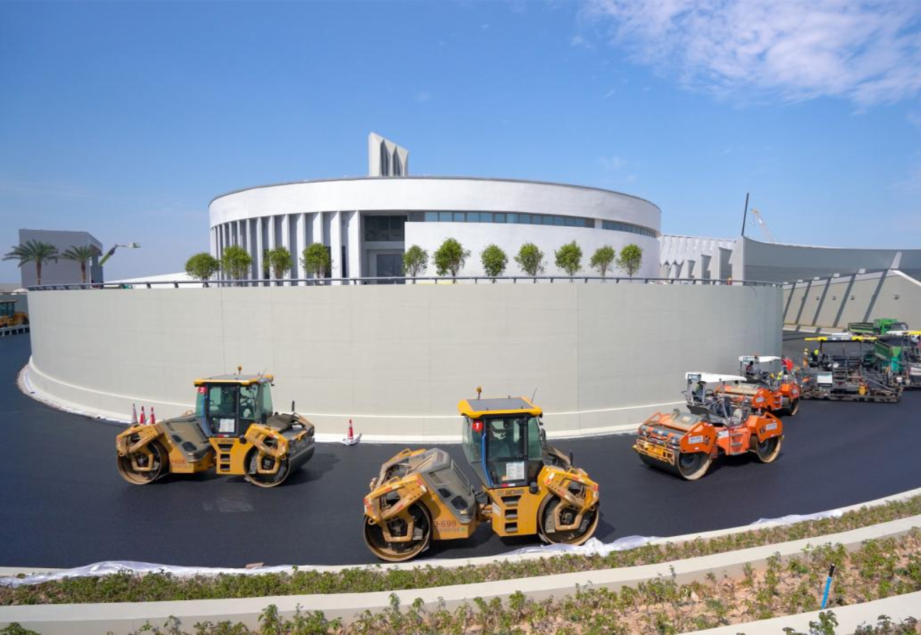 2024年5月16日，深中通道完成全線瀝青路面施工。深中通道全線路面工程包括鋼橋面鋪裝、混凝土橋面鋪裝、海底隧道瀝青路面等。其中，鋼橋面鋪裝施工總面積達(dá)38萬(wàn)平方米，相當(dāng)于53個(gè)標(biāo)準(zhǔn)足球場(chǎng)的面積，是目前世界上規(guī)模最大的環(huán)氧類鋼橋面鋪裝工程。圖為深中通道路面瀝青攤鋪現(xiàn)場(chǎng)。