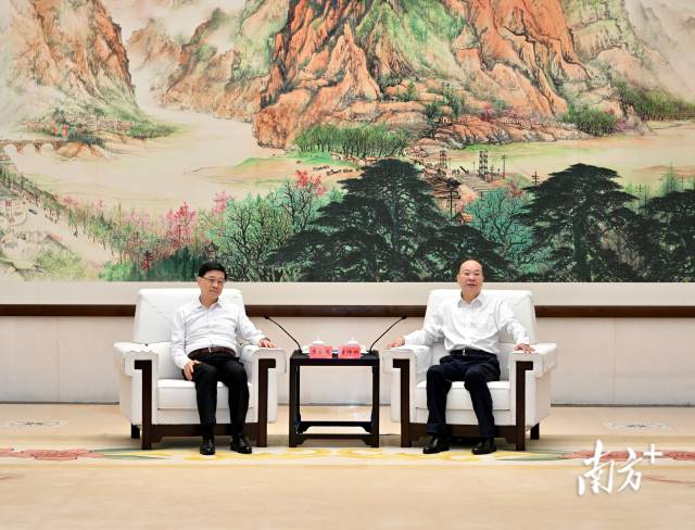 7月12日下午，省委書記黃坤明在廣州與香港特別行政區(qū)行政長官李家超會見交流。南方+記者 王輝 攝