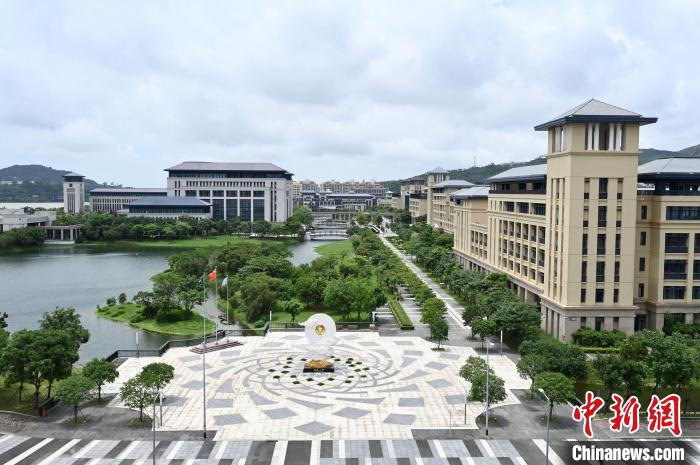 今年是澳門大學(xué)遷入橫琴校園辦學(xué)10周年，圖為6月13日拍攝的澳大橫琴校園。　中新社記者 李志華 攝