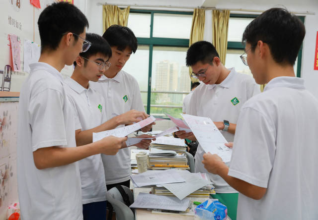 肇慶中學(xué)學(xué)生討論。羅馨如 攝