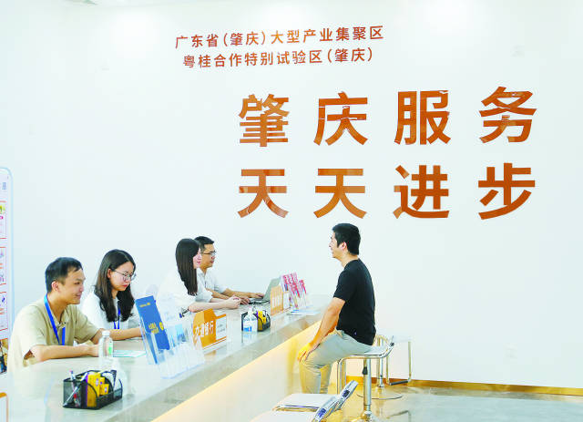 肇慶以“放管服”改革為抓手，對(duì)標(biāo)一流開展?fàn)I商環(huán)境攻堅(jiān)行動(dòng)。南方+記者 施亮 攝