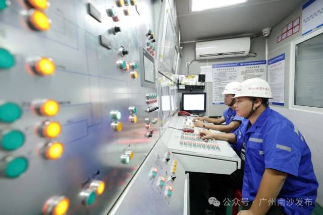 施工過程中，建設(shè)者積極探索盾構(gòu)隧道智能建造實踐路徑，搭載了全國首套工序化應(yīng)用的盾構(gòu)智能掘進系統(tǒng)。