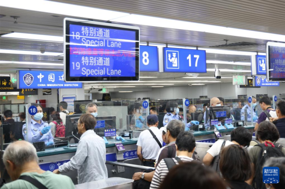 旅客在羅湖邊檢站排隊(duì)通關(guān)。圖源：新華社