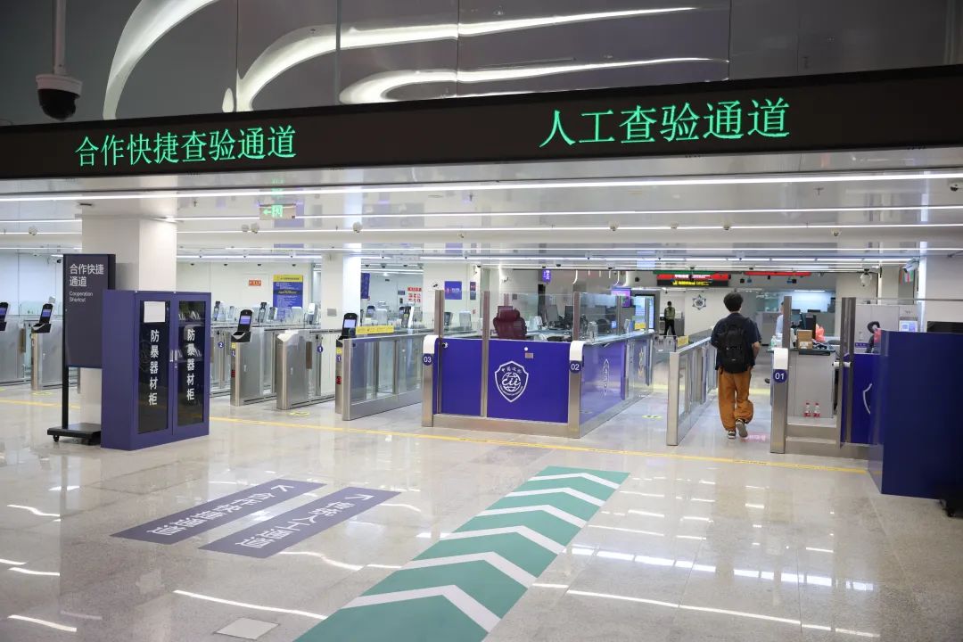 橫琴口岸隨車人員驗(yàn)放廳出入境通道。圖源：南方日?qǐng)?bào)