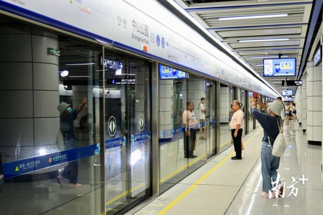 市民在中山公園站拍照留念、排隊(duì)候車。劉佳倫 攝