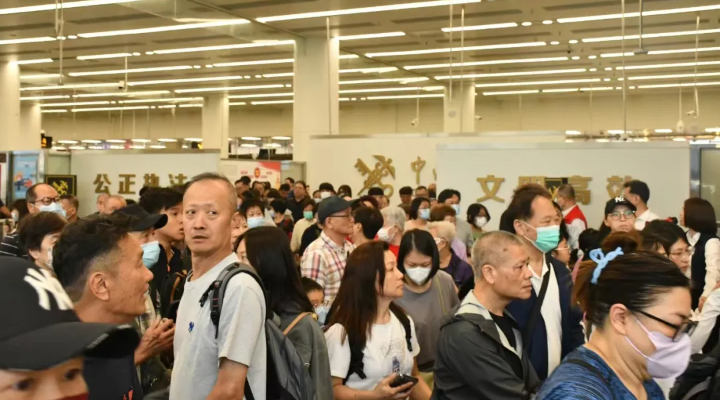 今年第九次破紀(jì)錄！深港陸路口岸單日94.3萬(wàn)人次出入境