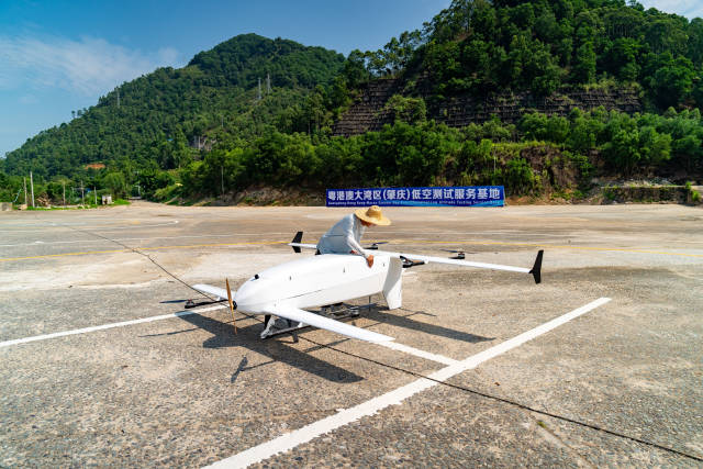低空企業(yè)工作人員在粵港澳大灣區(qū)（肇慶）低空測(cè)試服務(wù)基地進(jìn)行無(wú)人機(jī)試飛測(cè)試。圖為試飛前準(zhǔn)備。廖文奕 攝