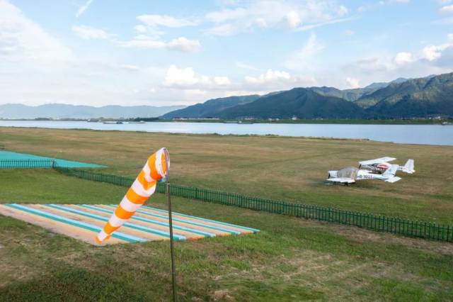 以鼎湖區(qū)硯洲島等為代表的水陸空運(yùn)動(dòng)旅游基地，給肇慶市民游客帶來(lái)新鮮的旅游體驗(yàn)。廖文奕 攝