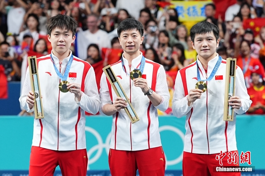 在巴黎奧運(yùn)會乒乓球男團(tuán)金牌賽中，中國隊(duì)以3比0戰(zhàn)勝瑞典隊(duì)，獲得冠軍。中新社記者 趙文宇 攝