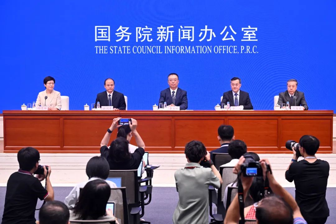 國新辦舉行新聞發(fā)布會，介紹《中共中央辦公廳 國務院辦公廳關于完善市場準入制度的意見》有關情況。