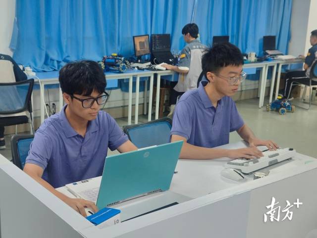 世赛自主移动机器人项目澳门代表队选手杜加威（右）与黎健恒（左），在广州市机电技师学院开展训练。