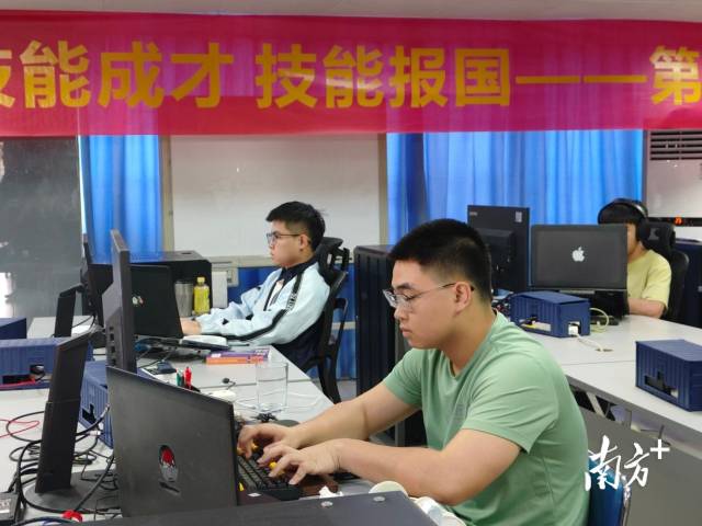 广州市工贸技师学院世赛网络系统管理项目中国集训基地，内地和澳门选手共同训练。