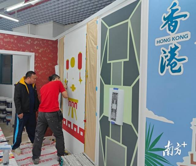 香港建造学院导师俞伟国带领参加世赛油漆与装饰项目的选手吴云帆到广东省城市技师学院训练。