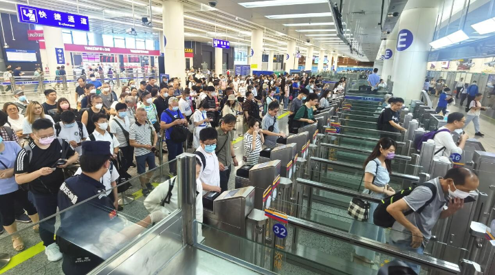 深港口岸暑期以來(lái)出入境人員超4200萬(wàn)人次 同比增長(zhǎng)25.6%