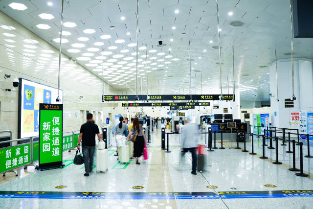 进境旅客经横琴口岸新家园便捷通道快速通关。
