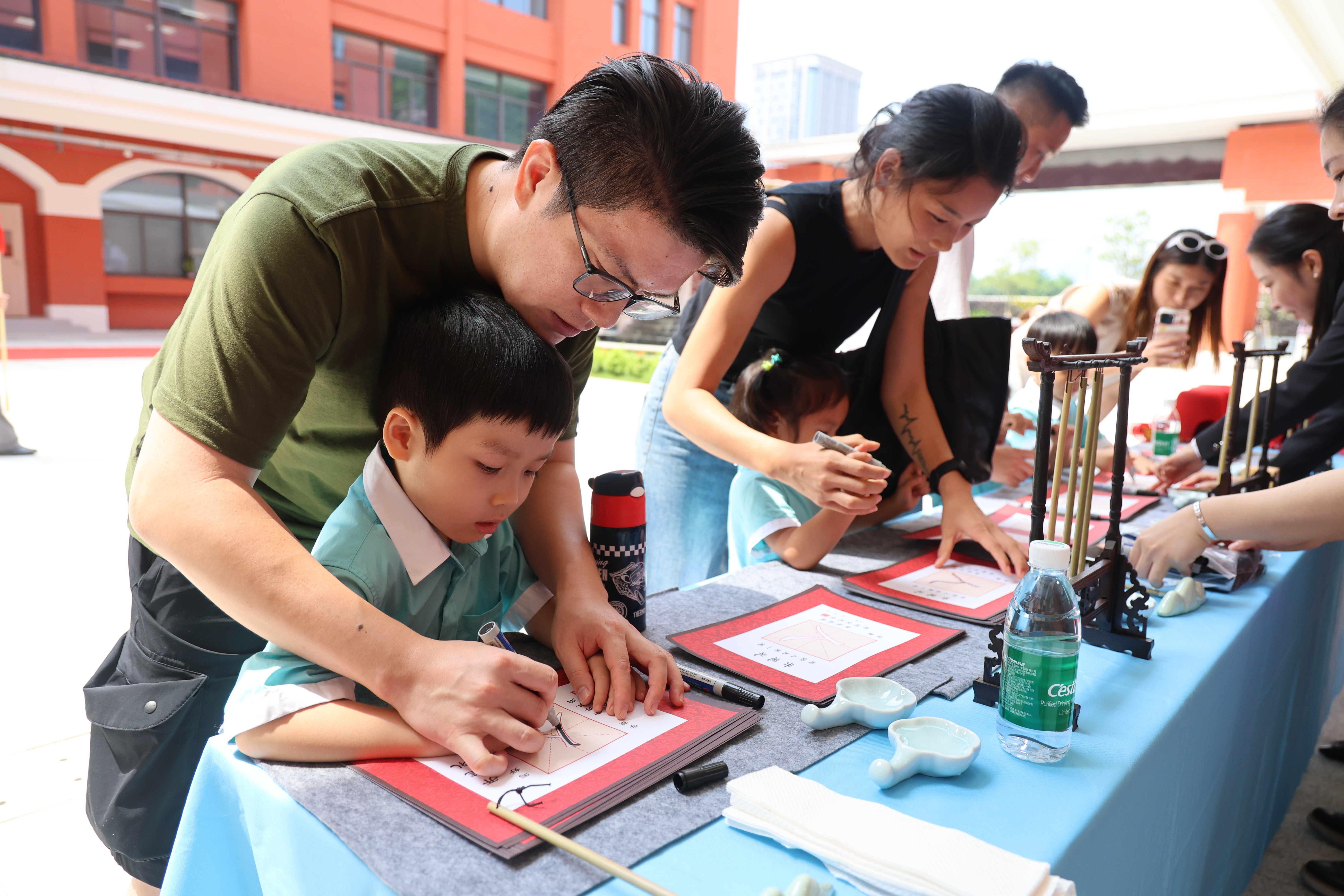 2024年9月3日，在濠江中学附属横琴学校，师生一同参加升旗仪式。南方日报记者 关铭荣 摄 (2)