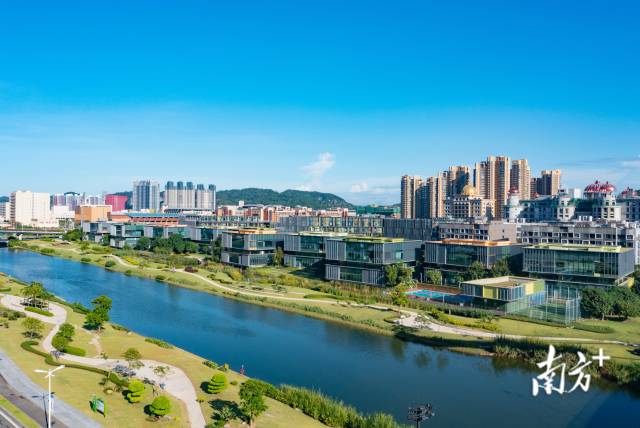 橫琴·澳門青年創(chuàng)業(yè)谷內(nèi)，聚集一批高端制造業(yè)企業(yè)、科研機(jī)構(gòu)。