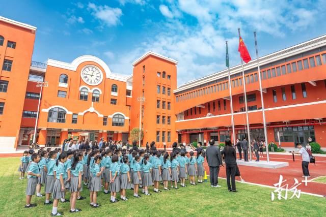澳門新生身穿校服，背著書包來到濠江中學(xué)附屬橫琴學(xué)校報到。