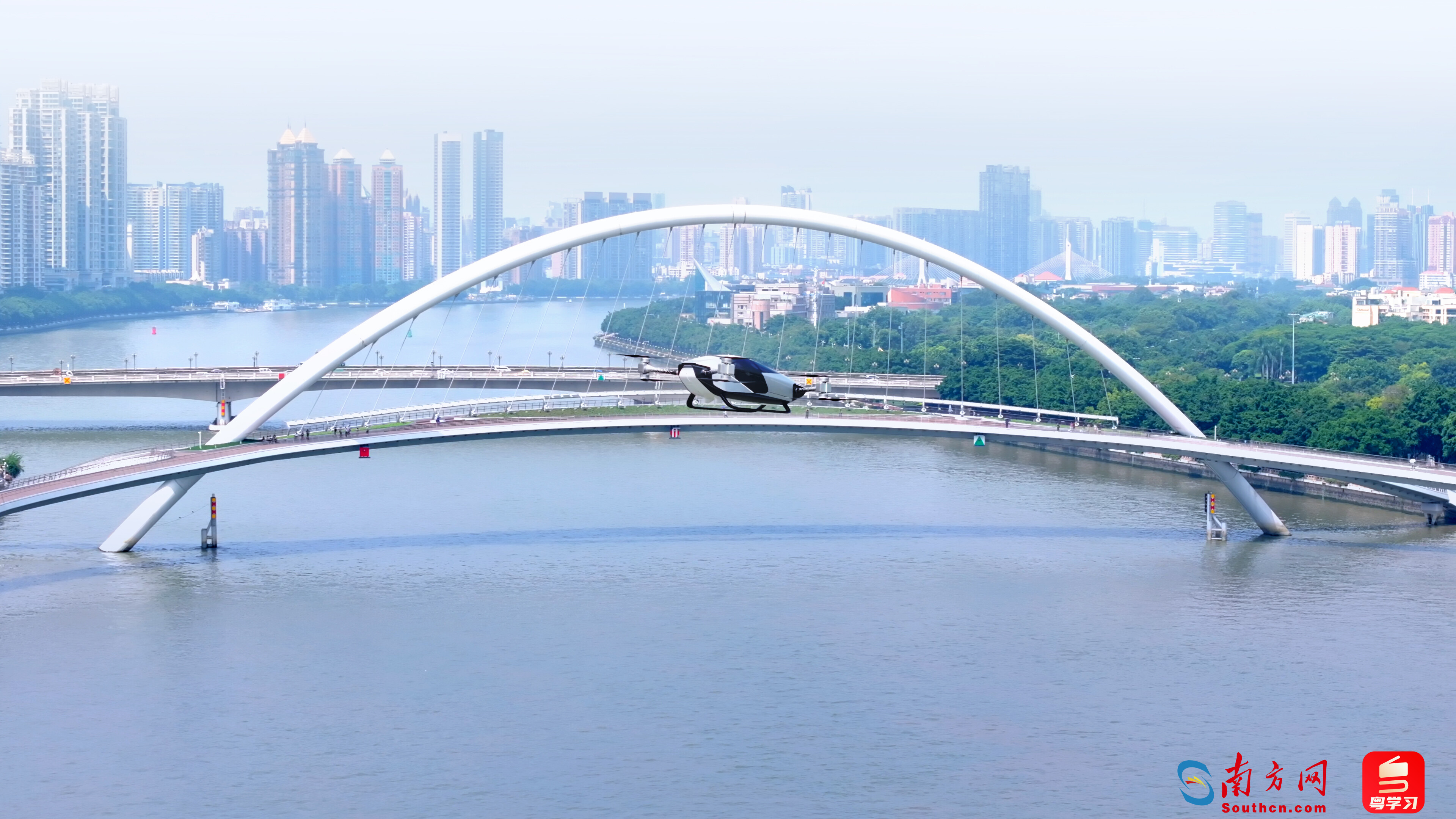  小鵬匯天飛行汽車跨江飛行