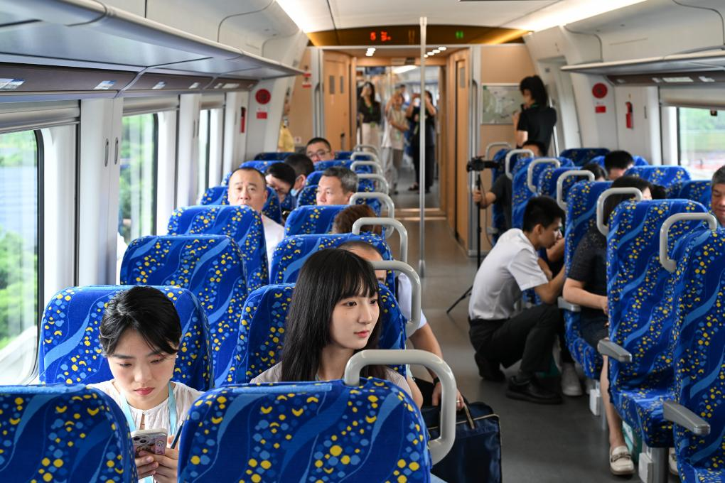 5月26日，乘客體驗(yàn)首趟運(yùn)行的佛莞城際鐵路列車。新華社記者 劉大偉 攝