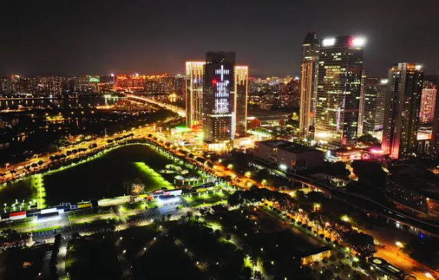 惠州市區(qū)中海廣場(chǎng)戶外大屏亮燈迎接十五運(yùn)會(huì)，滾動(dòng)播放宣傳標(biāo)語(yǔ)。 圖源惠州日?qǐng)?bào)