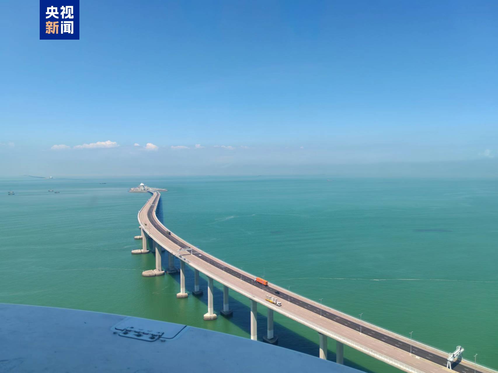 △直升機(jī)低空飛越港珠澳大橋