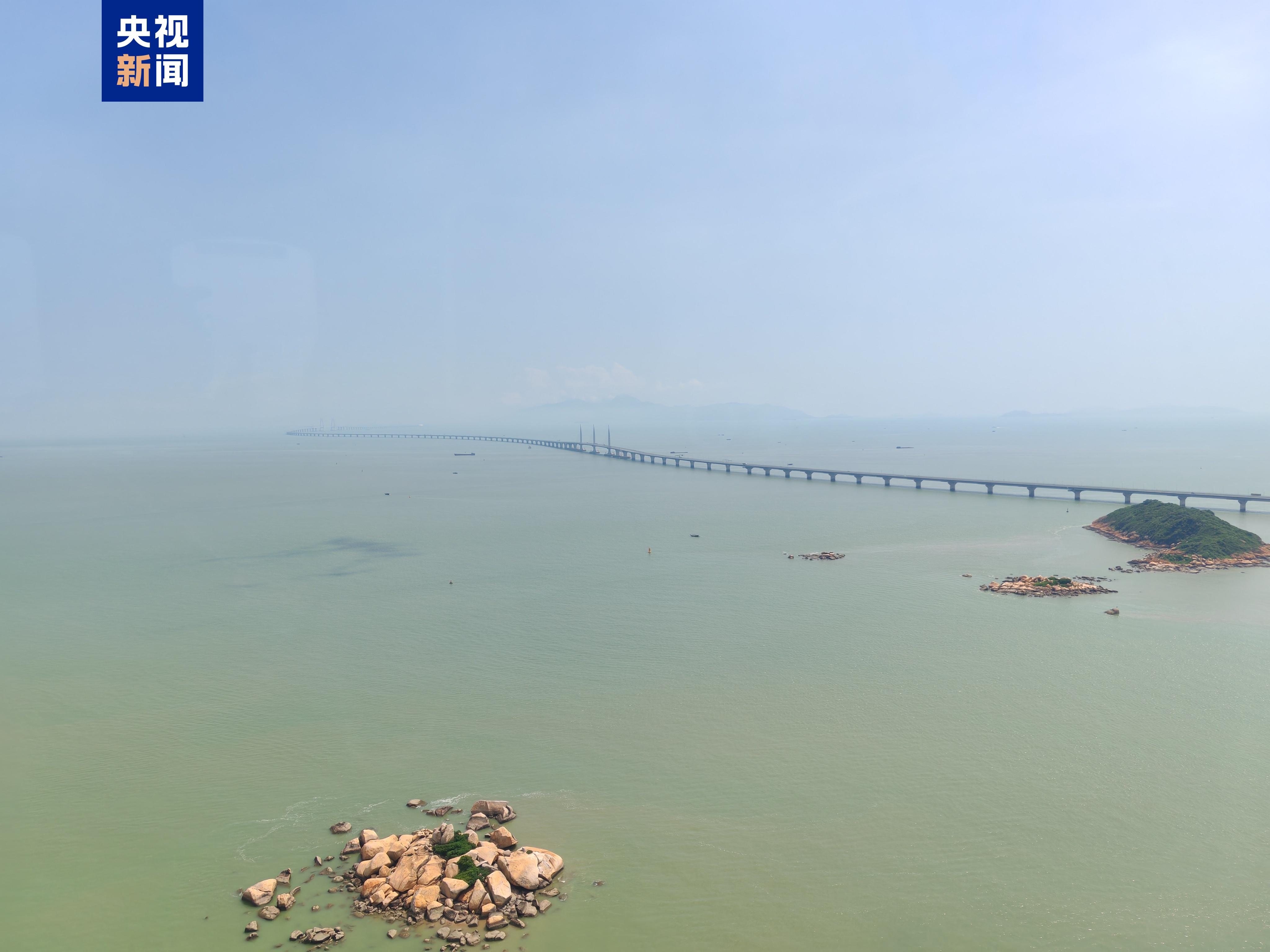 △直升機(jī)低空飛越港珠澳大橋