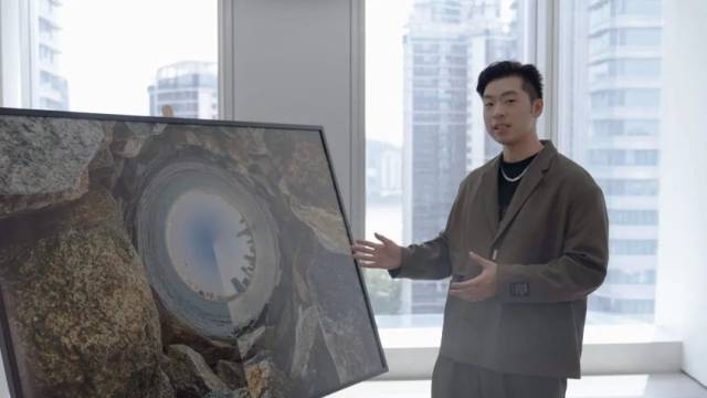 ▲攝影師官宏滔面向鏡頭介紹代表作《連城》