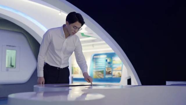 ▲打電話、做材料、見客戶、開座談、看場(chǎng)地......是劉延鑫的一部分工作日常