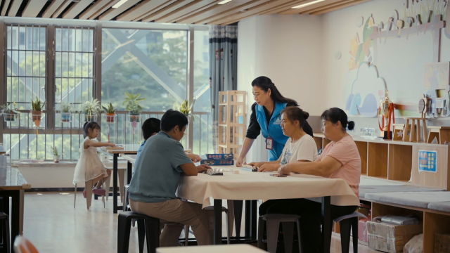 ▲除了社工，陸鳳璇還擔(dān)任“社會(huì)觀察員”，和長(zhǎng)者一起觀察社會(huì)
