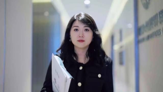 ▲即便穿著高跟鞋，許冰走路速度依然很快，她經(jīng)常要忙于處理各種事務(wù)
