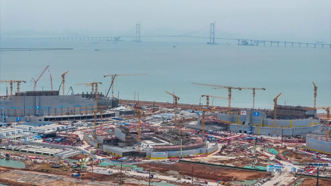 ▲南沙全民文化體育中心綜合體一場兩館正在建設(shè)中，這里將是2025年第十五屆全運(yùn)會的新建中心場館群。新華社記者 劉大偉 攝