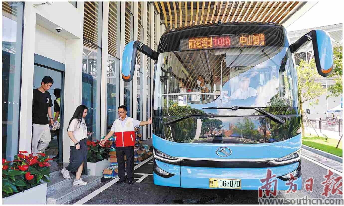  工作人員引導(dǎo)乘客登上深中跨市公交。馮燦輝 攝
