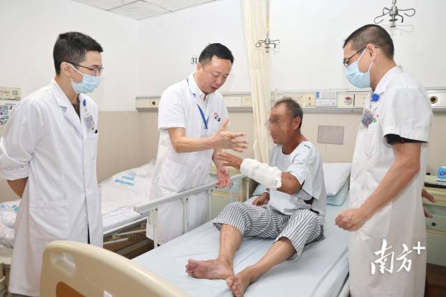 中山市中医院病房。 南方+ 叶志文 拍摄