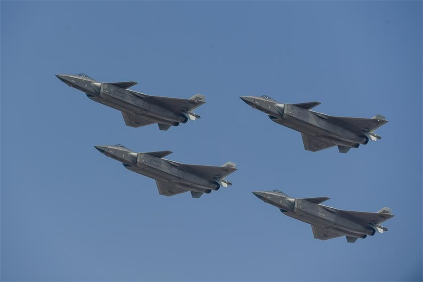 Zhuhai: ca?as furtivos da China e da Rússia encenam apresenta??o durante o Airshow China