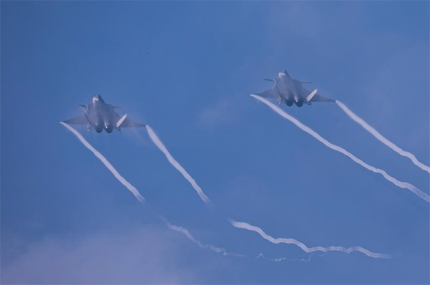 Zhuhai: ca?as furtivos da China e da Rússia encenam apresenta??o durante o Airshow China