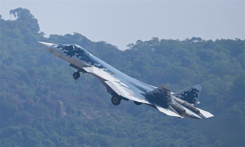 Zhuhai: ca?as furtivos da China e da Rússia encenam apresenta??o durante o Airshow China