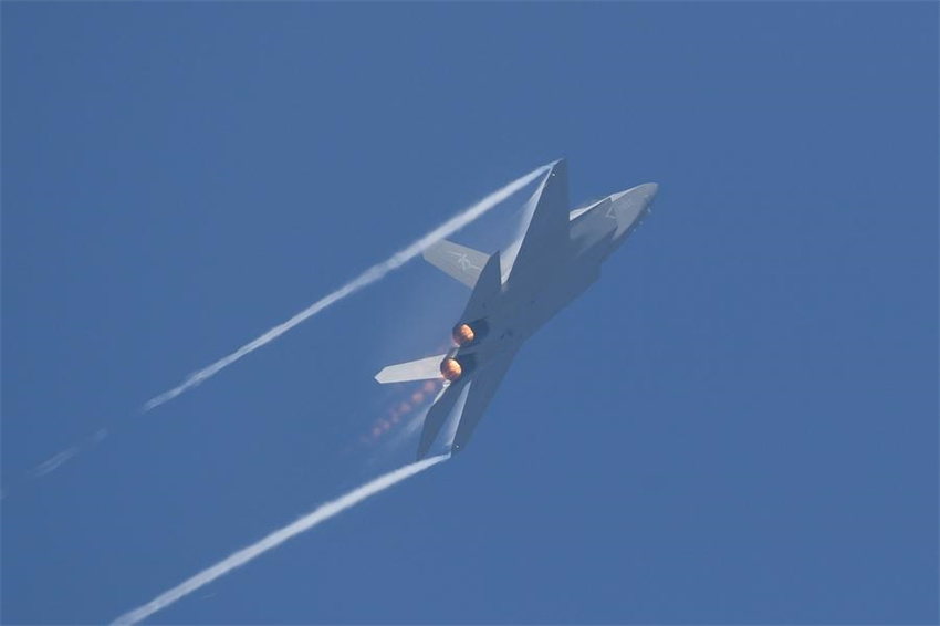 Zhuhai: ca?as furtivos da China e da Rússia encenam apresenta??o durante o Airshow China